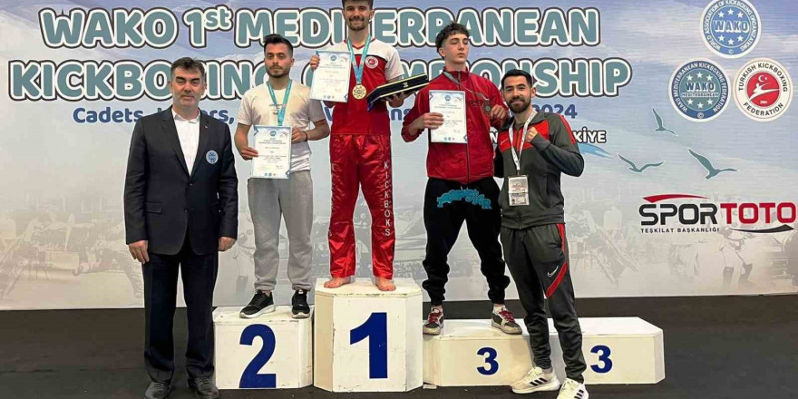 Körfezli Burak, 1. Akdeniz Kick Boks Şampiyonu oldu