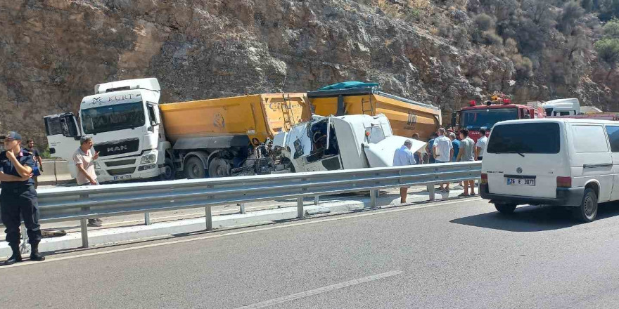 Korkuteli-Antalya karayolunda iki tır çarpıştı: 3 yaralı