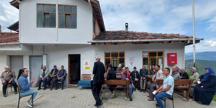 Köy köy gezen ekiplerden vatandaşlara kene bilgilendirmesi