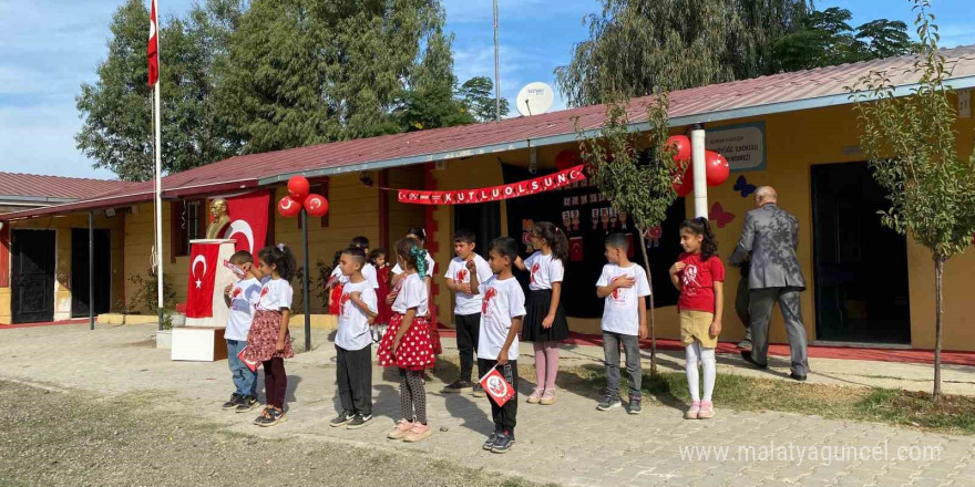 Köy okulundaki çocukların Cumhuriyet Bayramı coşkusu