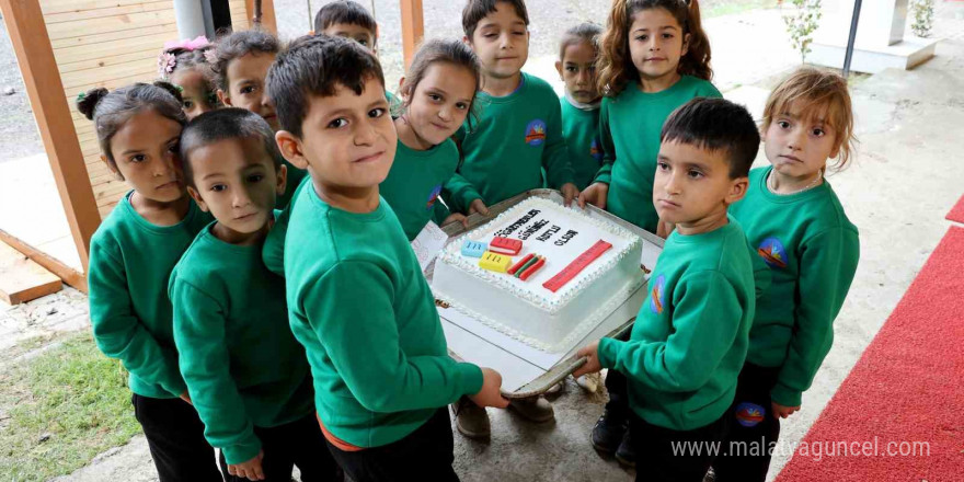 Köy okulunun fedakar öğretmenlerine öğrencilerinden sürpriz