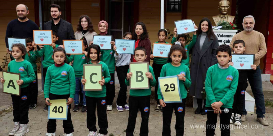 Köy okulunun fedakar öğretmenlerine öğrencilerinden sürpriz