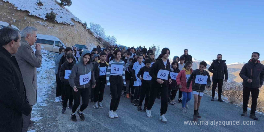 Köy yolunda atletizm antrenmanı