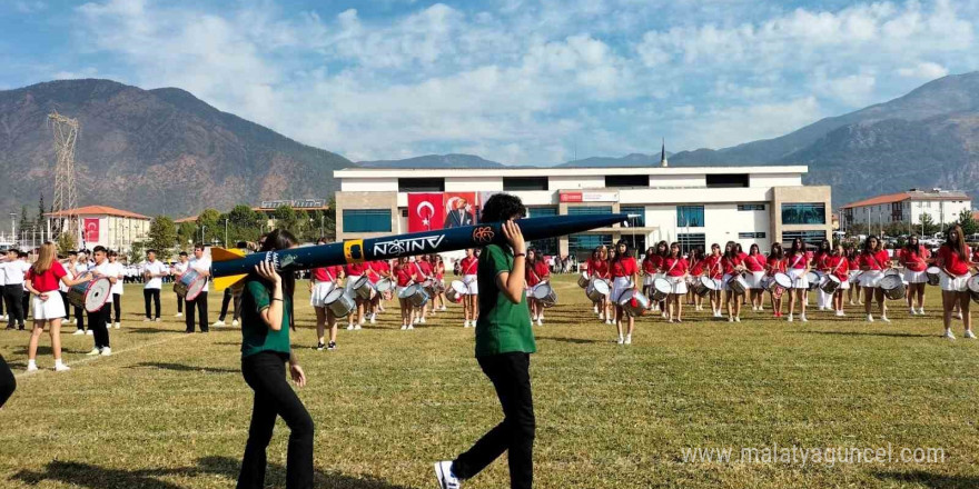 Köyceğiz Fen Lisesi cumhuriyet kutlamalarına ikincilik aldıkları roketle katıldı