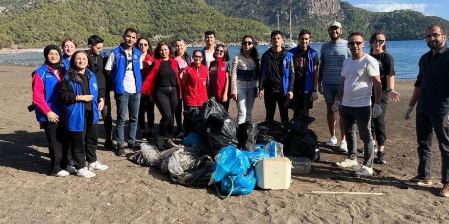 Köyceğiz Gençlik Merkezi gönüllüleri Ekincik sahilinde temizlik yaptı