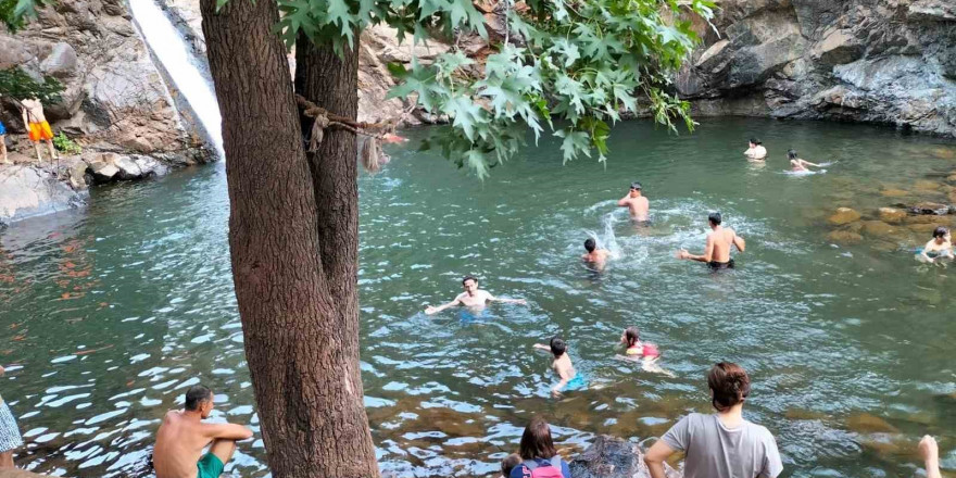 Köyceğiz Toparlar Şelalesi serinlemek isteyenlerin uğrak noktası oluyor