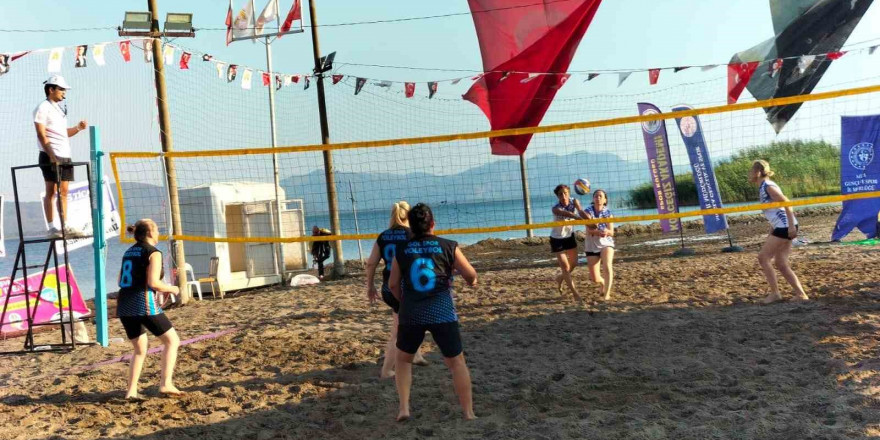 Köyceğiz’de 3. Zafer Kupası Plaj Voleybolu Turnuvası sürüyor