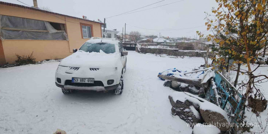 Köylüler güne kar yağışıyla uyandı