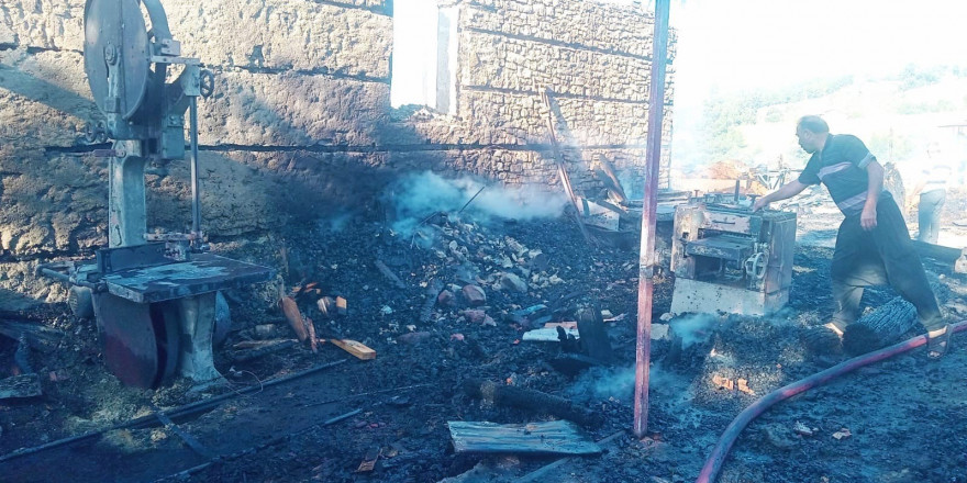 Kozan’da çıkan yangında ev, buğday deposu ve iş yeri kullanılamaz hale geldi