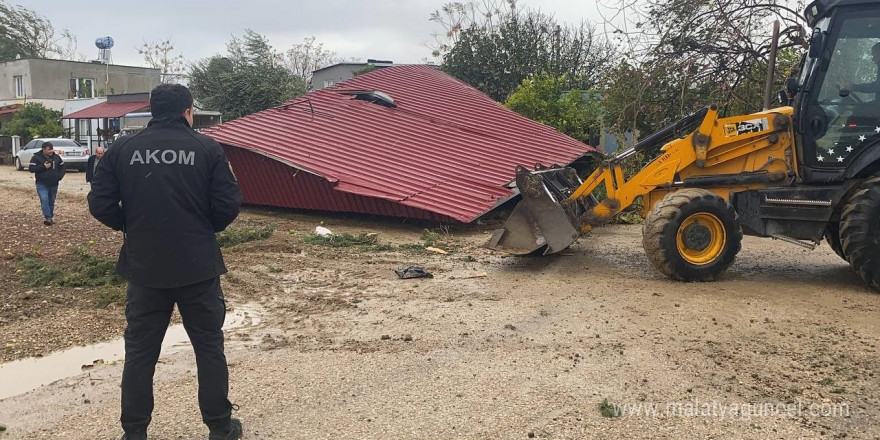 Kozan’da kuvvetli rüzgar çatıları uçurdu, ağaçları devirdi