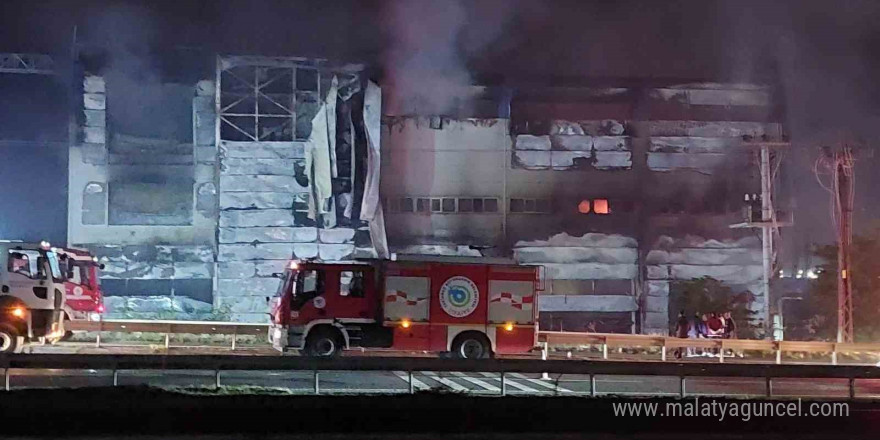 Kozmetik fabrikasındaki yangın 3 saat sonra kontrol altına alındı