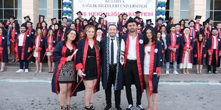 KSBÜ Diş Hekimliği Fakültesi’nde mezuniyet sevinci