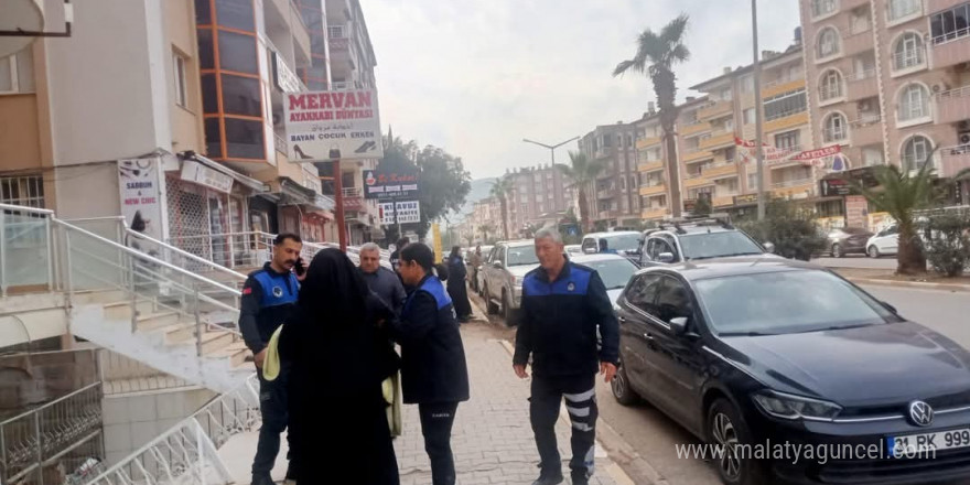 Kucağında bebekle duyguları istismar eden kadın dilenci yakayı ele verdi