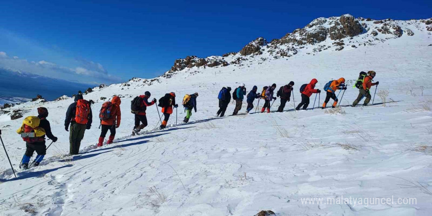 Küçük Erek Dağı’na zirve tırmanışı