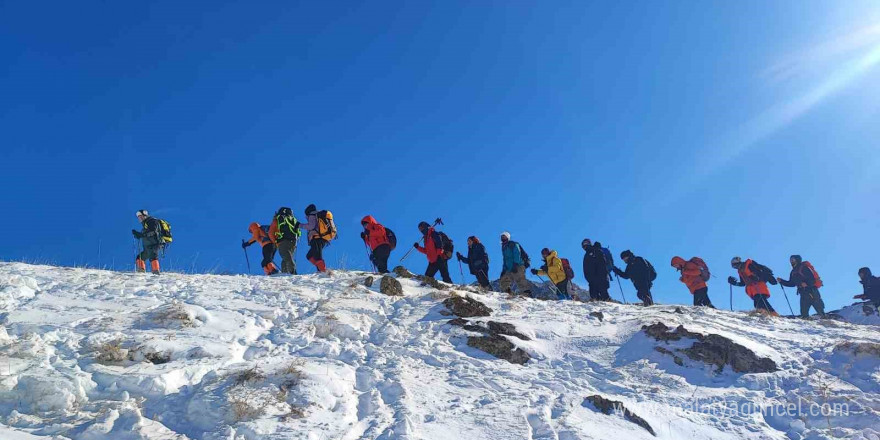 Küçük Erek Dağı’na zirve tırmanışı