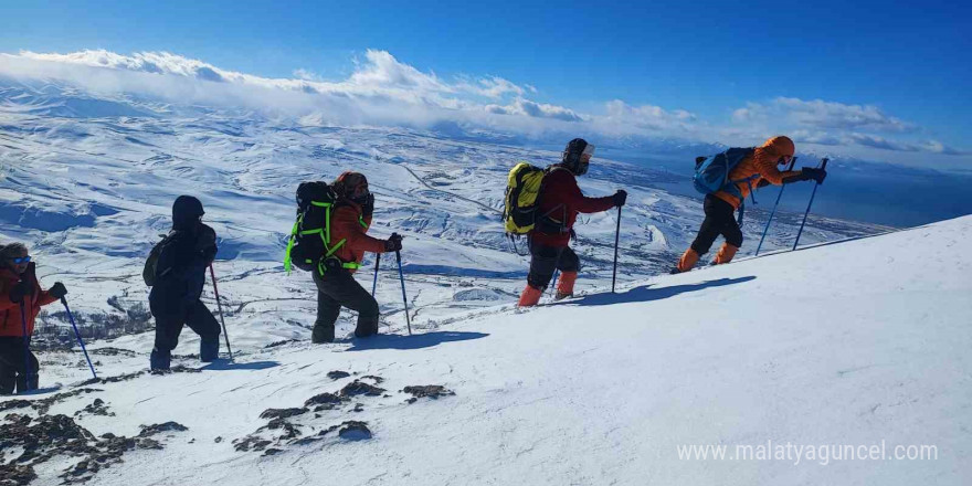 Küçük Erek Dağı’na zirve tırmanışı