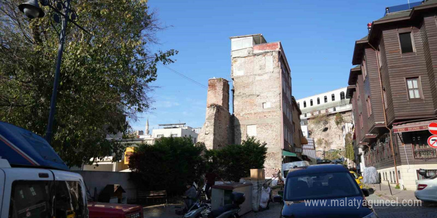 Küçükayasofya Su Terazisi’nin etrafı binalarla kapatıldı: Bakımsız haldeki tarihi yapı havadan görüntülendi