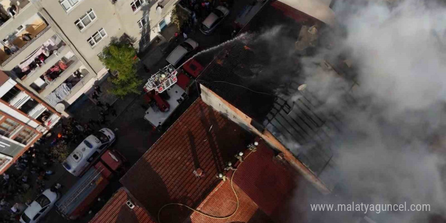 Küçükçekmece’de korkutan çatı yangını: O anlar kamerada