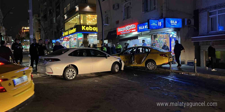 Küçükçekmece’de otomobilin taksiye çarptığı anlar kamerada: 3 yaralı