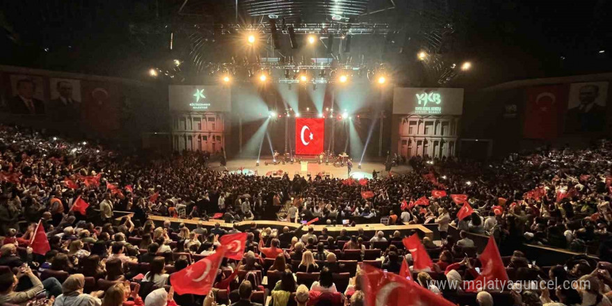 Küçükçekmece’de vatandaşlar Cumhuriyet Bayramı coşkusunu Hande Yener konseri ile yaşadı