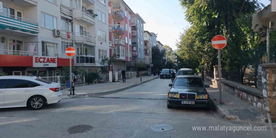 Kükürtlü’deki trafik levhaları yenilendi