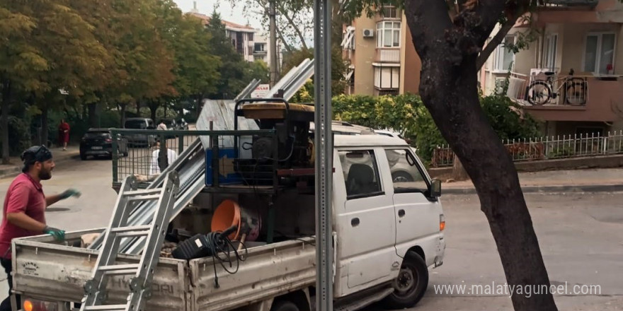 Kükürtlü’deki trafik levhaları yenilendi