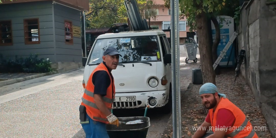 Kükürtlü’deki trafik levhaları yenilendi