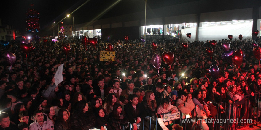 Kula Alışveriş Festivali’nin ikinci gününde Yener Çevik sahne aldı