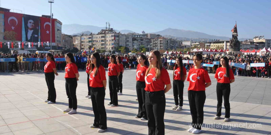 Kula, Salihli ve Turgutlu kırmızı beyaz renklere büründü