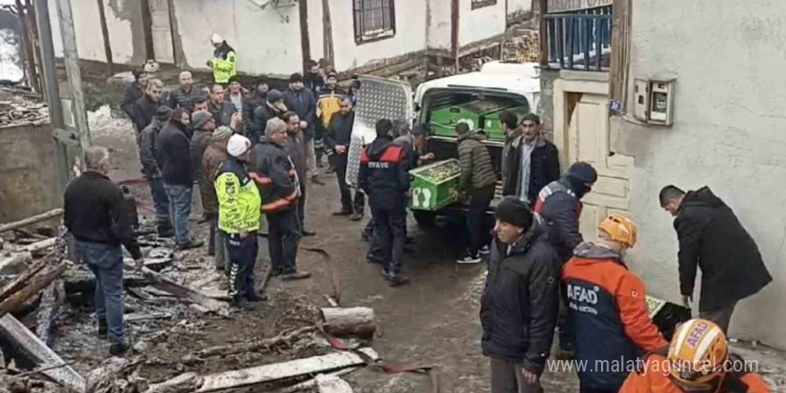 Küle dönen evdeki baba ve engelli oğlunun cansız bedenlerine ulaşıldı