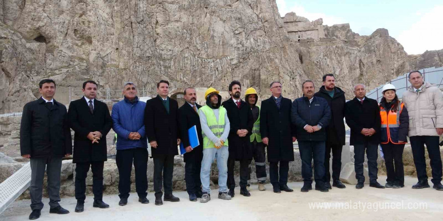 Kültür ve Turizm Bakan Yardımcısı Mumcu Eski Van Şehrini gezdi