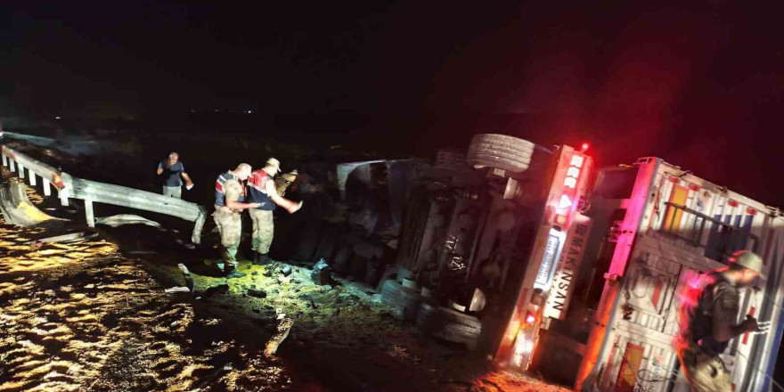 Kum yüklü tıra, mısır yüklü tır çarptı: 2 yaralı