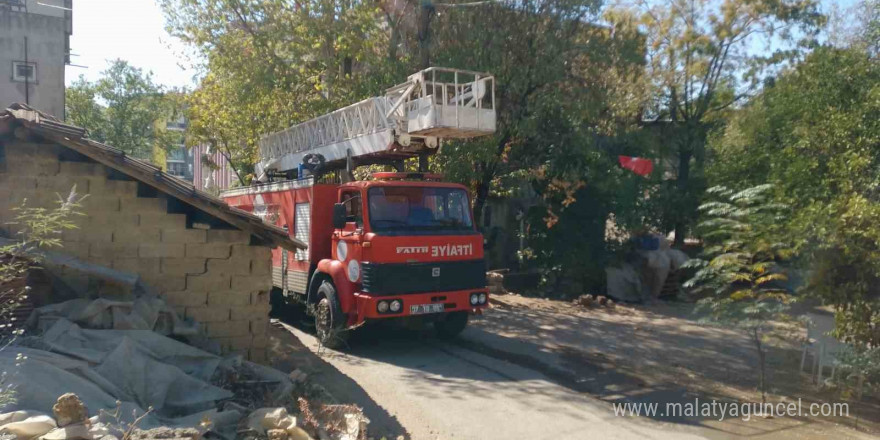 Kümeste bulunan güvercinler yanmaktan son anda kurtuldu