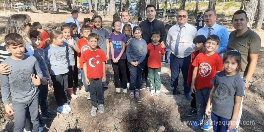 Kumluca’da Cumhuriyet’in 101. yılı anısına 450 fidan dikildi