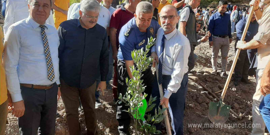 Kumluca’da Cumhuriyet’in 101. yılı anısına 450 fidan dikildi