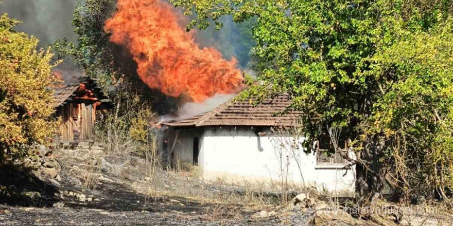 Kumluca’da orman yangınında alevlerin sıçradığı ev kullanılamaz hale geldi