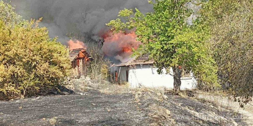 Kumluca’da orman yangınında alevlerin sıçradığı ev kullanılamaz hale geldi