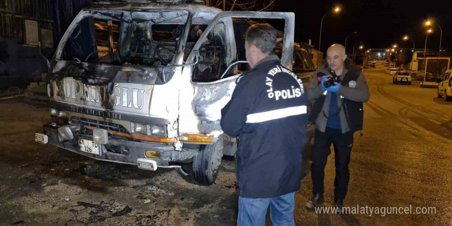 Kundaklanan kurtarıcı kamyonet demir yığınına döndü