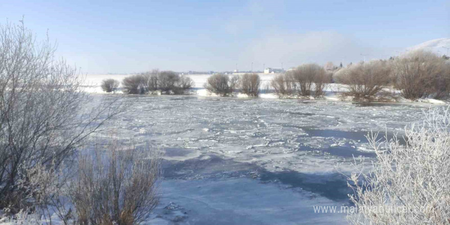 Kura Nehri dondu