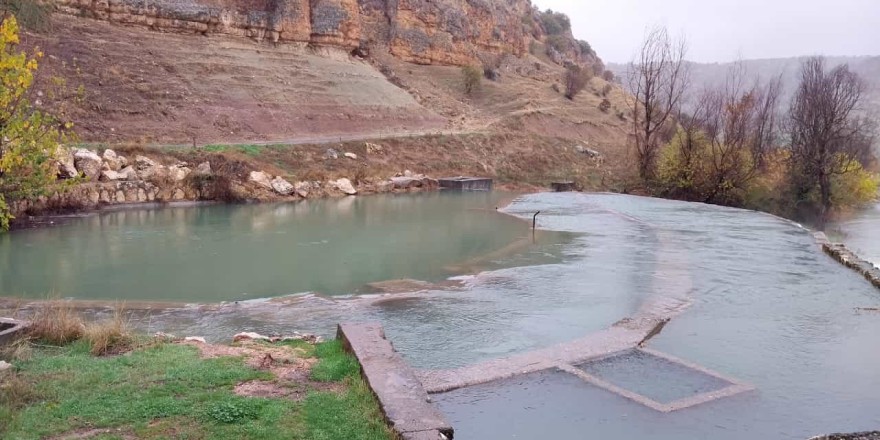 Kuraklık nedeniyle suyu çekilen havuzlar şiddetli yağışlarla birlikte doldu