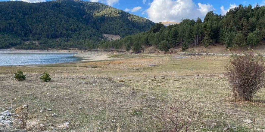 Kuraklık vurdu, çeltik üreticilerinin ihtiyacını karşılayan gölette su seviyesi düştü