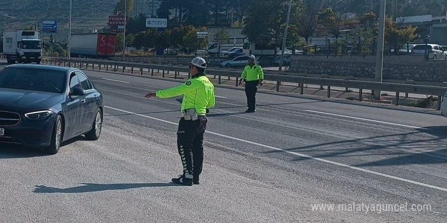 Kurallara uymayan 63 sürücüsü cezadan kaçamadı