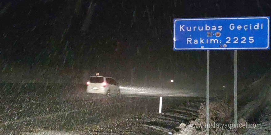 Kurubaş ve Karabet geçitlerinde kar yağışı ve sis sürücülere zor anlar yaşattı