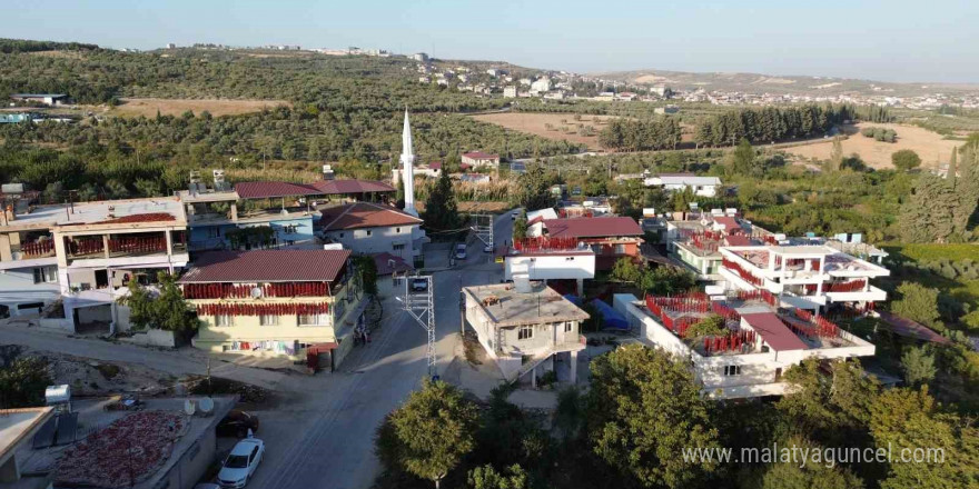 Kurutmalık biberlerle mahalle adeta kırmızıya büründü