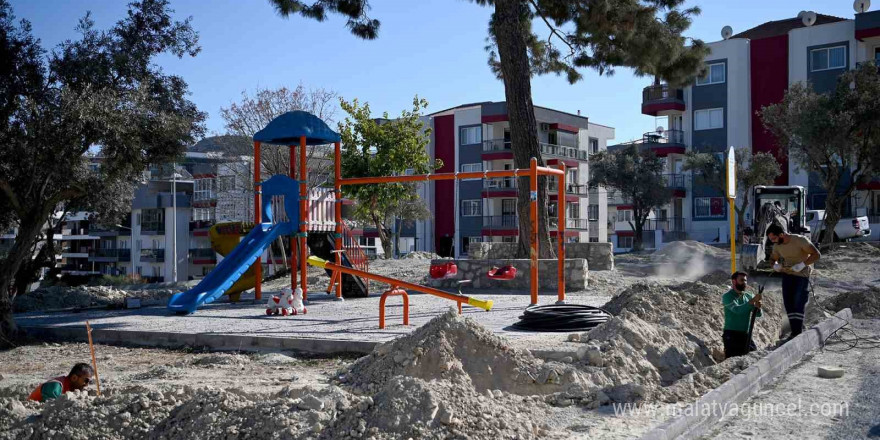 Kuşadası Belediyesi Değirmendere’de park yenileme çalışmasına başladı