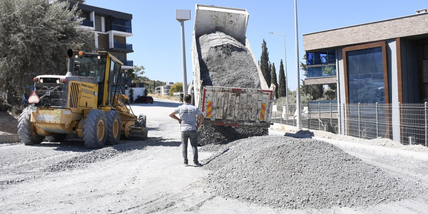 Kuşadası Belediyesi yol yapım çalışmalarını sürdürüyor