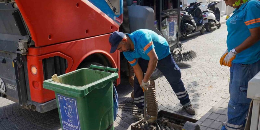 Kuşadası Belediyesi’nden su taşkınlarına karşı aralıksız mesai