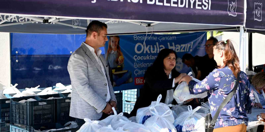 Kuşadası Belediyesi’nin beslenme çantası desteği başladı