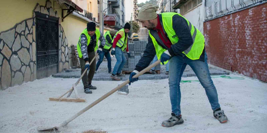 Kuşadası Belediyesi’nin yol mesaisi devam ediyor