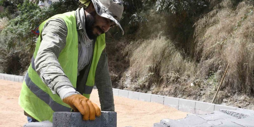 Kuşadası Belediyesi’nin yol yapım çalışmaları sürüyor